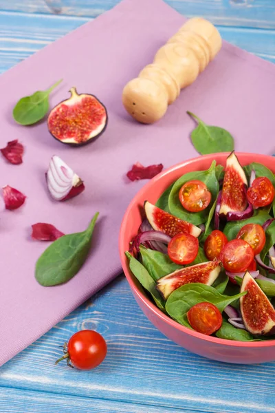 Salada de frutas e vegetais preparada e ingredientes para preparar a refeição, conceito de nutrição saudável — Fotografia de Stock