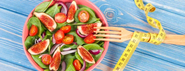 Νωπά παρασκευασμένα φρούτα και το λαχανικό σαλάτα, πιρούνι με μετροταινία, υγιεινό τρόπο ζωής, αδυνάτισμα και διατροφή έννοια — Φωτογραφία Αρχείου