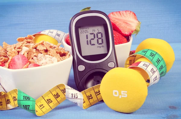 Glucometer con nivel de azúcar, alimentos saludables, pesas y centímetros, diabetes y estilo de vida saludable — Foto de Stock