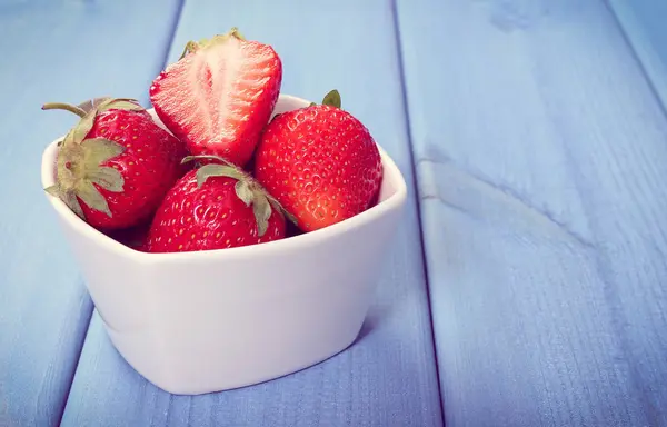 葡萄酒照片, 新鲜草莓在碗板上, 健康的甜点 — 图库照片