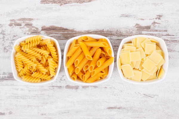 Varias mezclas de pasta en cuencos como fuente de carbohidratos y fibra — Foto de Stock