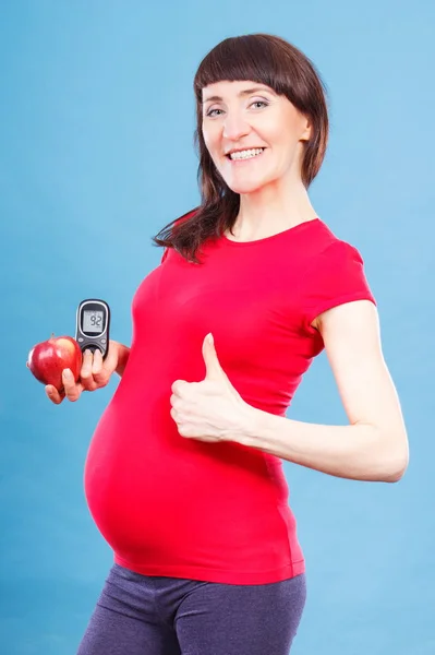 행복 한 임신 여자 엄지손가락을 나타나고, 좋은 결과 설탕 수준으로 애플과 포도 당 측정기를 들고 — 스톡 사진
