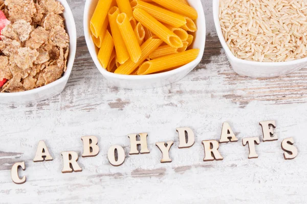Inscriptie koolhydraten met natuurlijke ingrediënten en producten als bron vitaminen, mineralen en vezels — Stockfoto