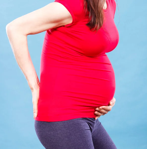 Žena v těhotenství s bolesti břicha nebo zad, zdravotní péči a bolesti v těhotenství, riziko potratu — Stock fotografie