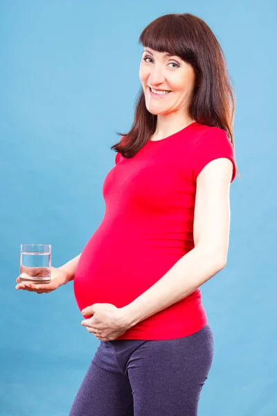 Donna felice in un bicchiere d'acqua in attesa di gravidanza, stile di vita sano e idratazione in gravidanza — Foto Stock