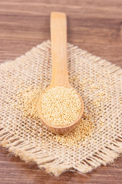 Amaranth als Lebensmittel mit Vitaminen, Mineralien und Ballaststoffen, glutenfreies Ernährungskonzept — Stockfoto