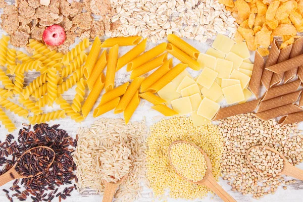 Natuurlijke ingrediënten en producten als bron koolhydraten, vitaminen, mineralen en vezels — Stockfoto