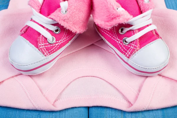 Scarpe e body per neonato, attesa per il concetto di bambino — Foto Stock