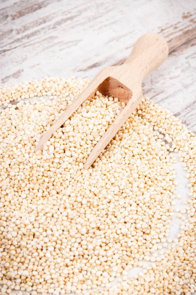 Quinoa frön som innehåller naturliga mineraler och vitaminer på rustika ombord, begreppet hälsosam kost — Stockfoto