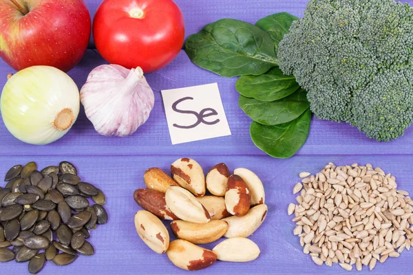 Ingredientes naturales como fuente de selenio, vitaminas, minerales y fibra dietética —  Fotos de Stock