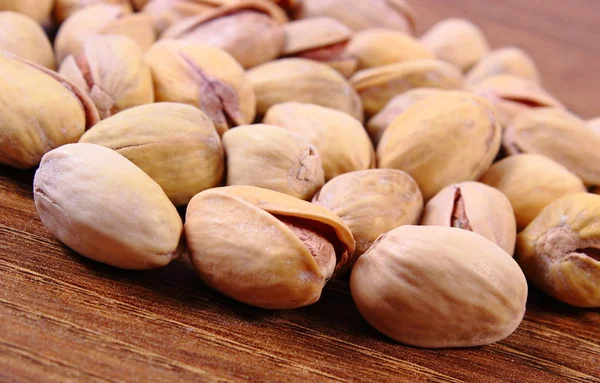 Pistagenötter på träskiva, hälsosamt ätande — Stockfoto