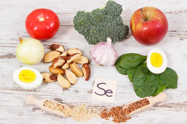 Produkte und Inhaltsstoffe mit Selen, Mineralien und Ballaststoffen, gesundes Ernährungskonzept — Stockfoto