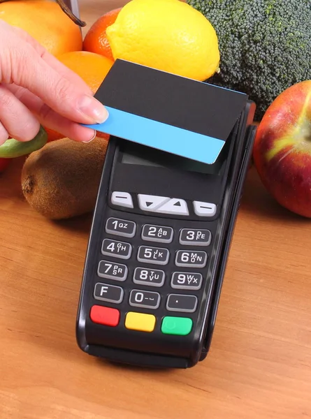 Terminal de pago con tarjeta de crédito sin contacto y frutas y verduras — Foto de Stock