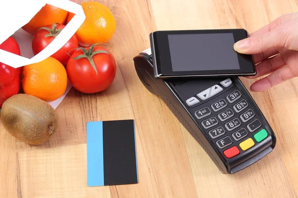 Платіжний термінал з мобільного телефону з Nfc технології та кредитну картку, фрукти та овочі — стокове фото