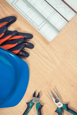 Elektrik çizim veya planları, eldiven ve iş araçları, mühendis işleri için aksesuarlar ile koruyucu kask ve rulo