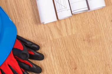 Elektrik çizimler veya diyagramları ve koruyucu mavi kask eldiven ile rulo