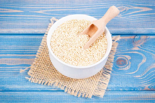 Kaynak sağlıklı mineraller ve vitaminler olarak Quinoa tohumları