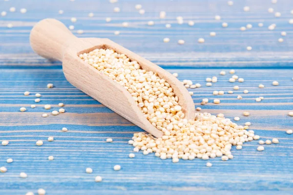 Quinoa-Samen mit natürlichen Mineralien und Vitaminen, Konzept der gesunden Ernährung — Stockfoto