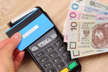 Temassız kredi kartı ve Polonya para birimi para ile ödeme