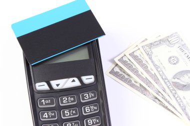 Terminal temassız kredi kartı ve para birimlerinin dolar, konsept alışveriş için ödeme Nakitsiz ödeme