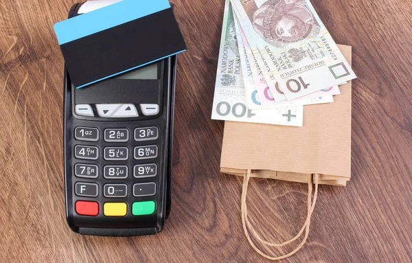 Terminal de pagamento com cartão de crédito, dinheiro polonês e saco de compras de papel — Fotografia de Stock