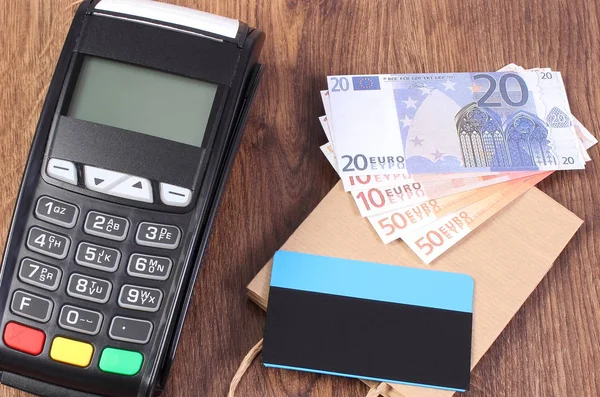 Betalning terminal med kredit kort, valutorna euro och papper Shoppingväska, betala för shopping koncept — Stockfoto
