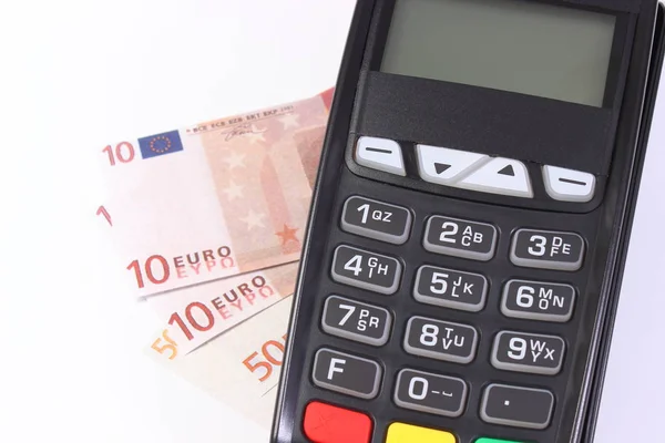 Betalterminalen som med valutor euro, kontantlösa betalar för shopping eller produkter — Stockfoto