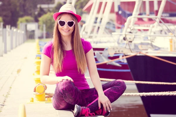 Mujer feliz con sombrero de paja y gafas de sol en el puerto con yate en el fondo, concepto de hora de verano — Foto de Stock