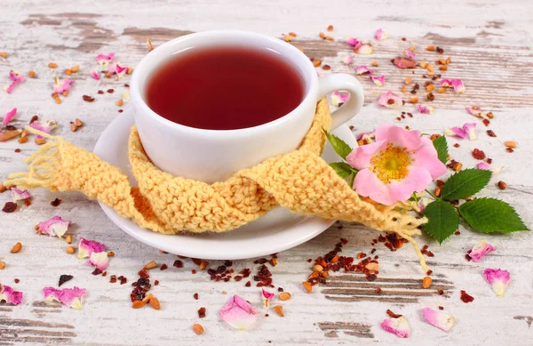 老乡土板上的野玫瑰花杯茶 — 图库照片