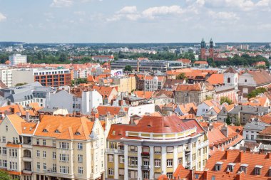 Poznan, Polonya - 28 Haziran 2016: Eski ya da modern binalar kasaba Poznan görünüm