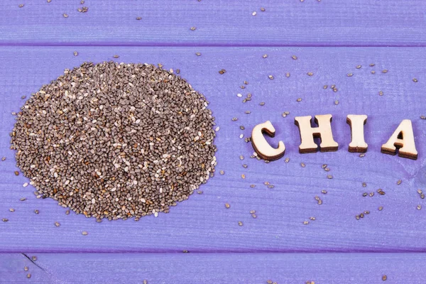 Inscriptie chia en zaden als bron natuurlijke vitaminen, voedingsvezels en mineralen, gezonde voeding concept — Stockfoto
