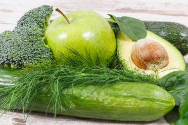 Yeşil meyve ve sebzeler içeren doğal mineral, vitamin ve lif, sağlıklı beslenme kavramı