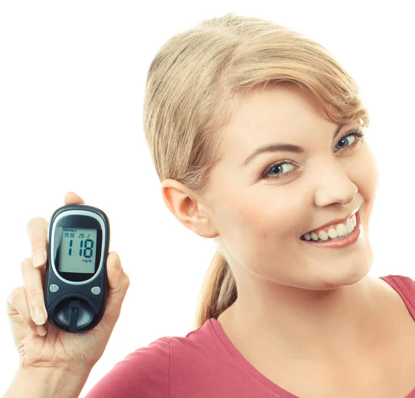 Szczęśliwa kobieta przytrzymując miernik glukozy, pomiaru i sprawdzania pojęcie poziomu cukru — Zdjęcie stockowe