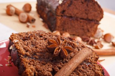 Zencefilli kurabiye ya da koyu kek çikolata, kakao ve Erik reçeli, lezzetli tatlı ile