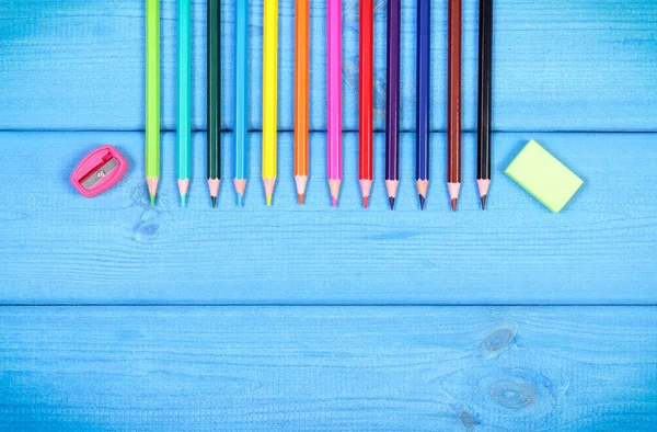 Lápis de cor, apontador e borracha, acessórios escolares, espaço de cópia para texto em placas — Fotografia de Stock