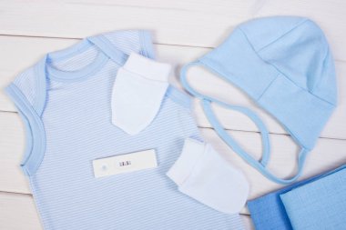 Hamilelik testi pozitif sonuç ve giyim için yeni doğan bebek kavramı için bekliyor,