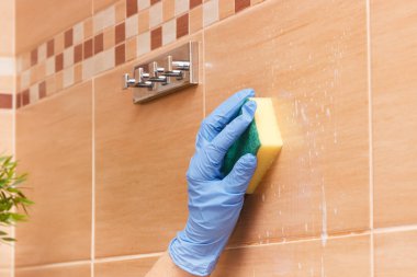 El üst düzey kadın deterjan, ev görev kavramı ile sünger kullanarak banyo döşeme temizleme