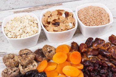 Doğal mineraller, vitaminler ve diyet lifi, sağlıklı yaşam ve beslenme kavramı içeren maddeler