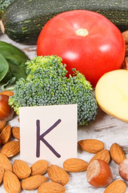 K vitamini, mineraller ve diyet lifi, sağlıklı beslenme kavramı içeren sebze ve meyve