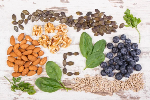 Produkty a přísady obsahující vitamin E a vlákniny, koncept zdravé výživy — Stock fotografie