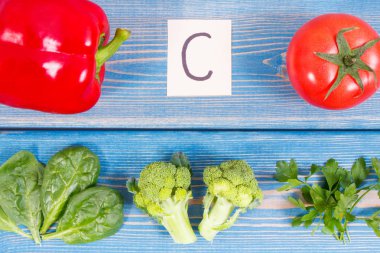 Taze sebze içeren C vitamini ve diyet lifi, sağlıklı beslenme ve bağışıklık kavramı güçlendirilmesi mineraller doğal kaynağı olarak