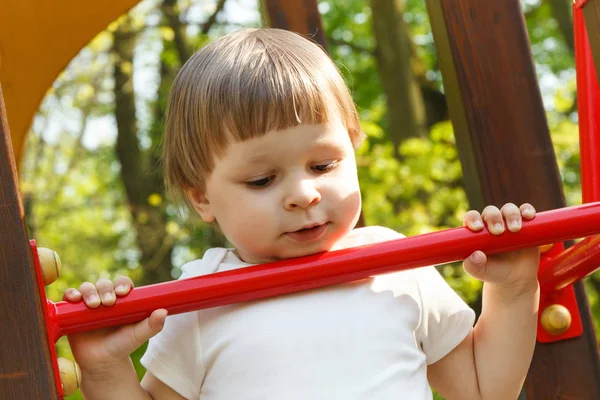 A kisfiú a nyári parkban játszik a játszótéren. Gyermekfejlesztési koncepció — Stock Fotó
