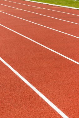 Stadyumda kırmızı koşu bandı. Sağlıklı ve sportif yaşam tarzları kavramı