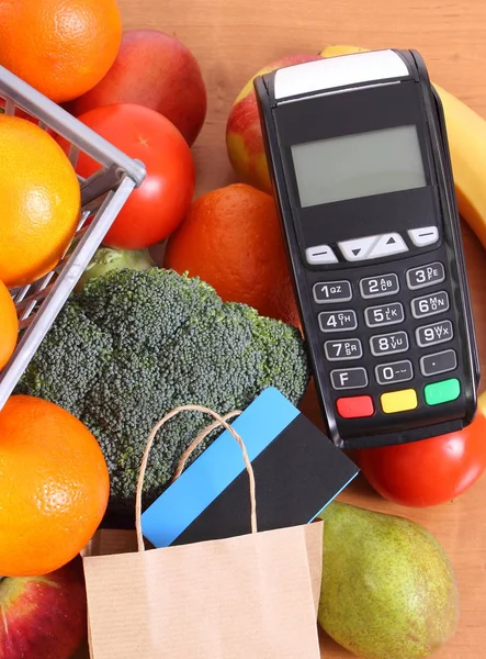 Terminal de pago, tarjeta de crédito sin contacto, bolsa de compras de papel y frutas con verduras — Foto de Stock