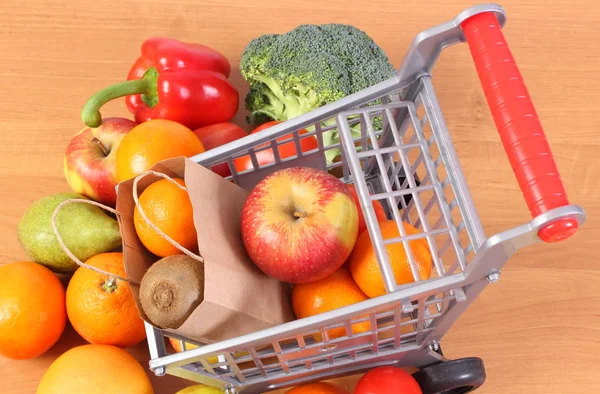 Bolso de compras de papel y frutas con verduras. Nutrición saludable — Foto de Stock
