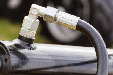 Çelik, teknoloji ve mühendislik konseptinden yapılmış pnömatik veya hidrolik makinelerin detayı