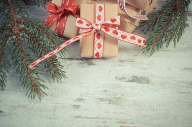 Sarılmış hediyeler ve Noel ya da Sevgililer için çam dalları