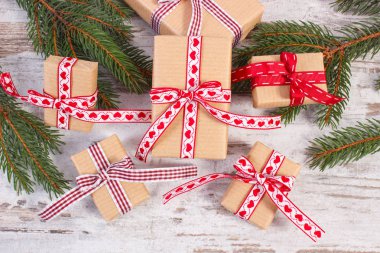 Noel ya da Sevgililer, şeker kamışı ve çam dalları için hediye