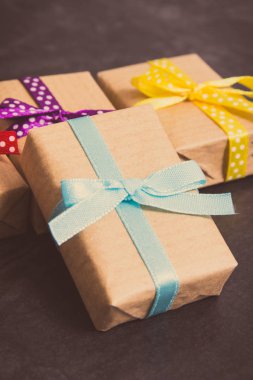 Noel zamanı ya da diğer özel günler için paketlenmiş hediyeler. Vintage fotoğraf