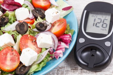 Glikoz ölçer, taze Yunan salatası, peynir ve sebzeli. Şeker hastaları, diyet ve zayıflama için en iyi yiyecekler.